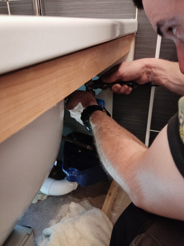 Leaking bath repair by trusted plumbers in MK, Lime Heating.